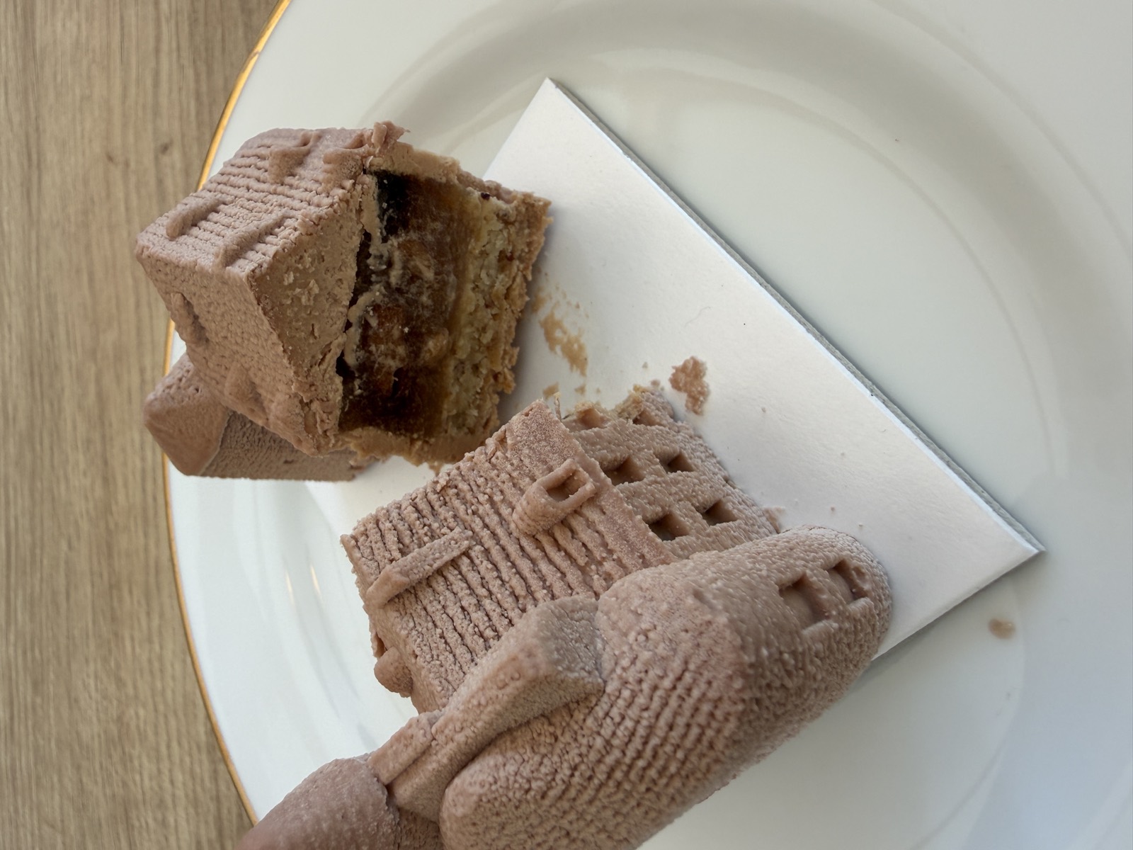 Le Château de Mocha Blanc coupé, révélant son cœur moelleux, la compotée de pommes et le biscuit